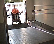 Rollstuhlfahrerin f�hrt in den Eingangsbereich von der Argentinierstra�e